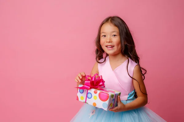 Una Bambina Aspetto Asiatico Tiene Mano Regalo Festeggiare Suo Compleanno — Foto Stock