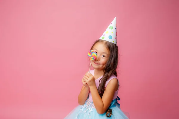 Menina Asiática Jovem Uma Festa Aniversário Com Pirulito Fundo Rosa — Fotografia de Stock