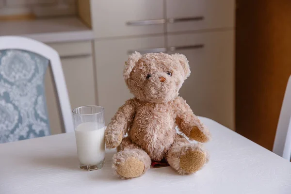 Ein Glas Milch Und Teddybär Auf Dem Küchentisch Positiver Morgen — Stockfoto