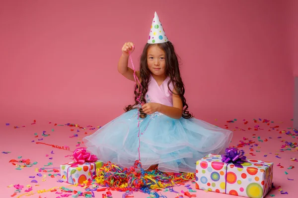 Asiática Chica Acostada Estómago Sombrero Celebrando Cumpleaños Sobre Fondo Rosa — Foto de Stock