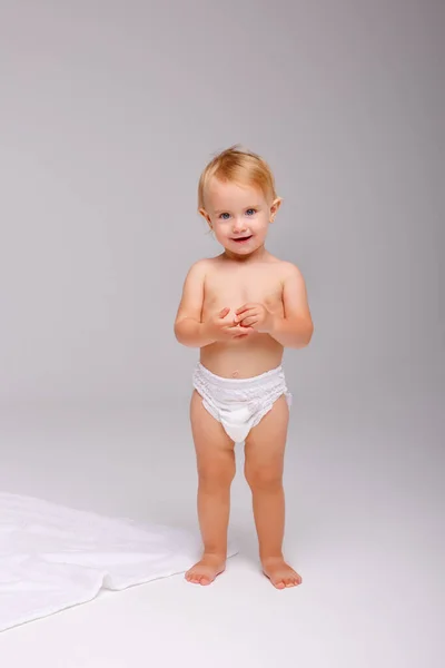 Bebé Niña Pañal Jugando Con Oso Peluche Sobre Fondo Blanco —  Fotos de Stock