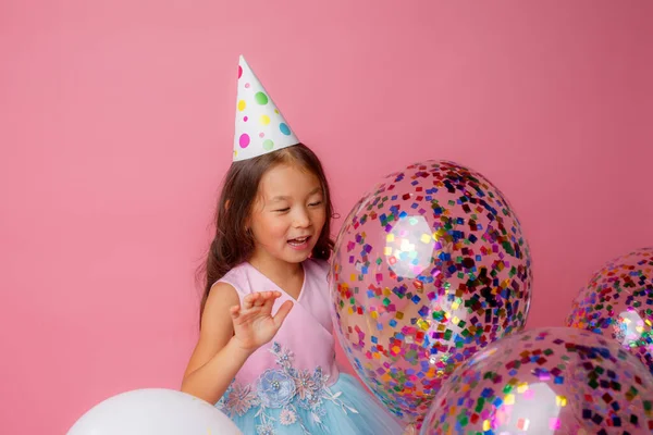 Compleanno Ragazza Posa Con Palloncini Contro Rosa — Foto Stock