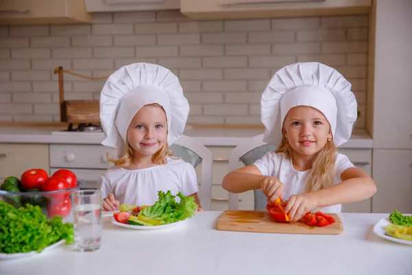 Dos Chicas Divertidas Lindas Posando Sombreros Chef Con Verduras Mesa — Foto de Stock