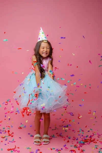 Asiático Chica Celebra Cumpleaños Golpes Capturas Confeti Rosa Fondo — Foto de Stock