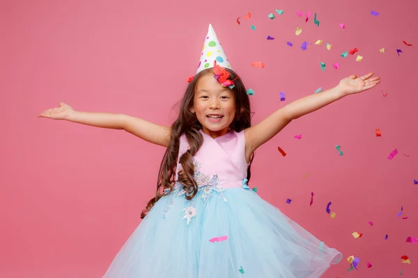 Menina Asiática Celebra Aniversário Golpes Pega Confete Fundo Rosa — Fotografia de Stock