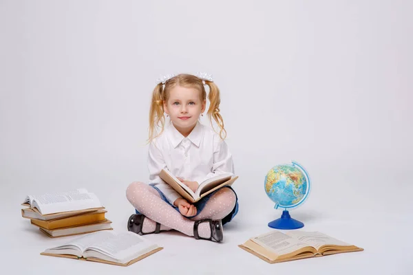 Schulmädchen Schuluniform Lesebuch Auf Weißem Hintergrund — Stockfoto