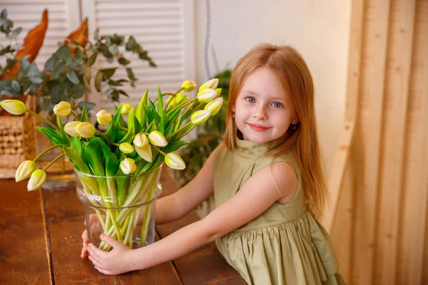 Gros Plan Mignon Fille Posant Avec Vase Plein Tulipes — Photo