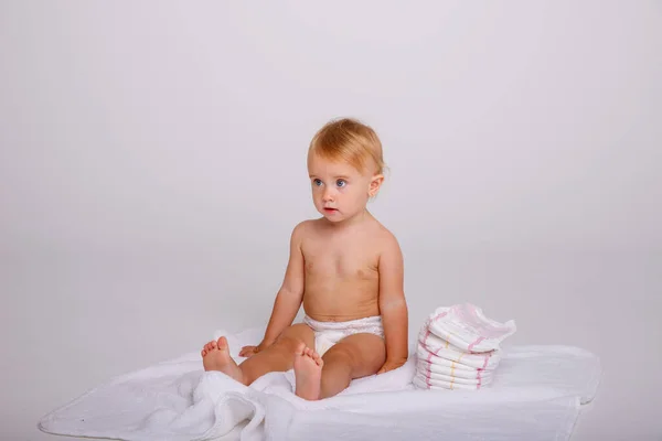 Niño Bebé Niño Pequeño Sentado Arrastrándose Hacia Atrás Feliz Sonriendo —  Fotos de Stock