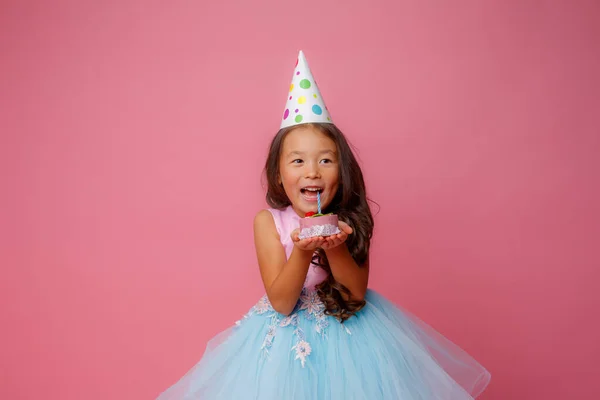 Una Giovane Ragazza Asiatica Una Festa Compleanno Tiene Una Torta — Foto Stock
