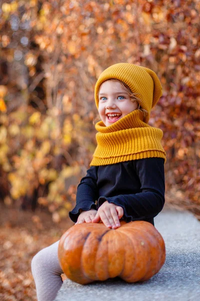 Allegra Ragazza Posa Con Zucca All Aperto — Foto Stock