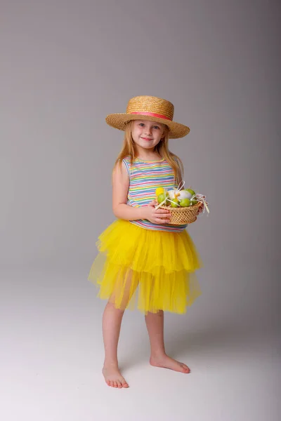 Una Bella Bambina Con Cappello Paglia Cesto Pieno Giocattolo Sfondo — Foto Stock
