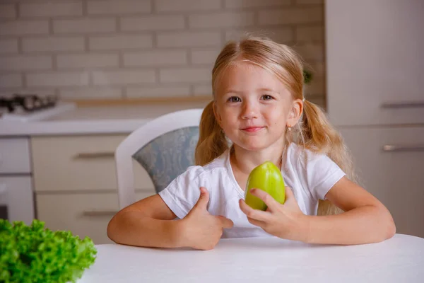 Niña Rubia Comiendo Verduras Cocina — Foto de Stock