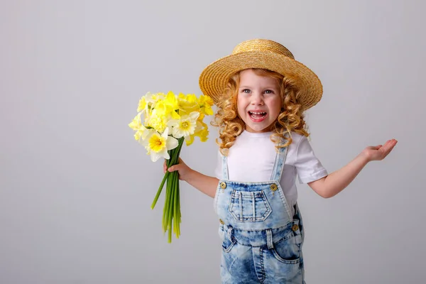 Portrét Emocionální Holčičky Džínách Celkově Slamák Klobouk Drží Kytice Narcisů — Stock fotografie