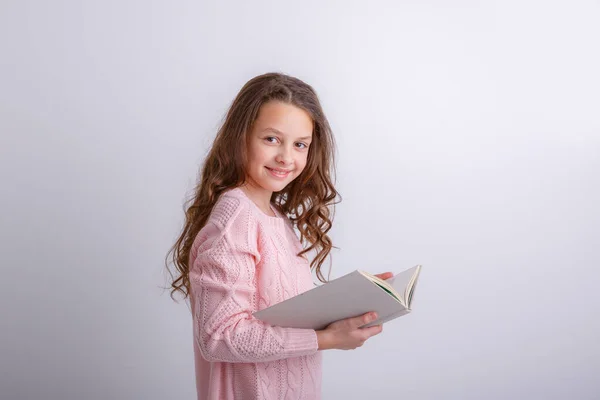 Teenagermädchen Mit Einem Buch Der Hand Auf Grauem Hintergrund — Stockfoto