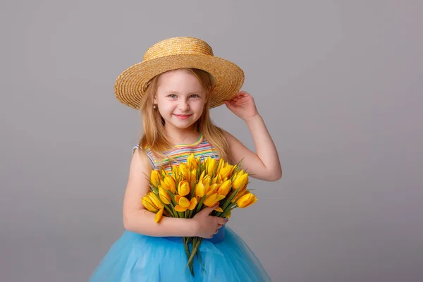 Stüdyoda Sarı Lalelerle Poz Veren Sevimli Küçük Kız — Stok fotoğraf