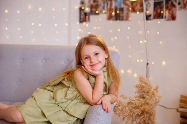 Dívka Sedí Vánočním Pokoji — Stock fotografie