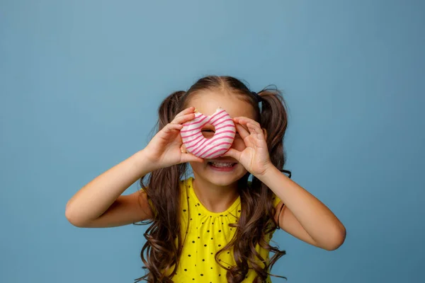 Niedliches Kleines Kind Mit Leckerem Donut Auf Blauem Hintergrund — Stockfoto