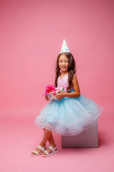 Una Bambina Aspetto Asiatico Tiene Mano Regalo Festeggiare Suo Compleanno — Foto Stock