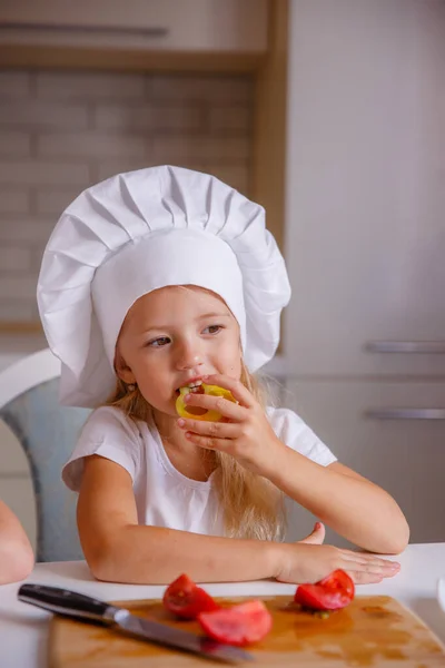 Bonito Menina Vestindo Chef Chapéu Posando Cozinha — Fotografia de Stock