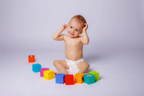 Menina Jogando Dados Uma Fralda Fundo Branco — Fotografia de Stock