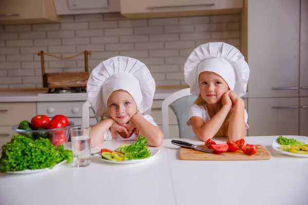 Dos Chicas Divertidas Lindas Posando Sombreros Chef Con Verduras Mesa — Foto de Stock