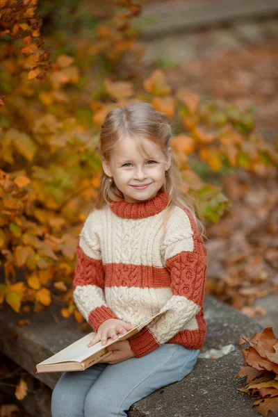 Niña Rubia Otoño Parque Sosteniendo Libro —  Fotos de Stock