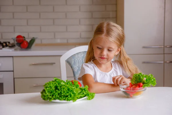 Lindo Niño Rubio Sentado Cocina Comiendo Verduras — Foto de Stock