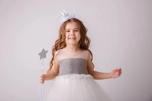 Bambina Costume Fata Principessa Ragazza Con Una Bacchetta Magica Sorridente — Foto Stock