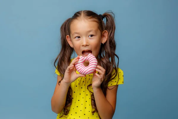 Ein Kleines Asiatisches Mädchen Mit Langen Haaren Hält Einen Donut — Stockfoto