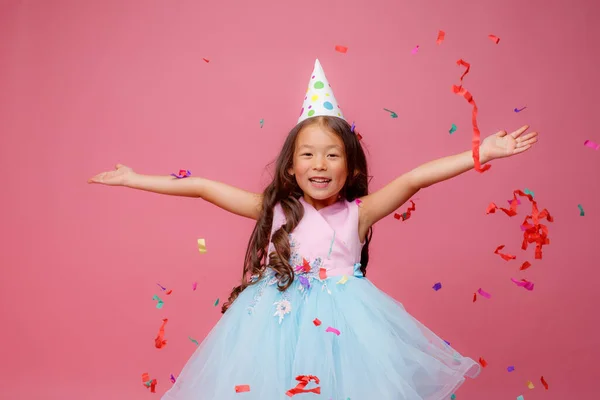 Menina Asiática Celebra Aniversário Golpes Pega Confete Fundo Rosa — Fotografia de Stock