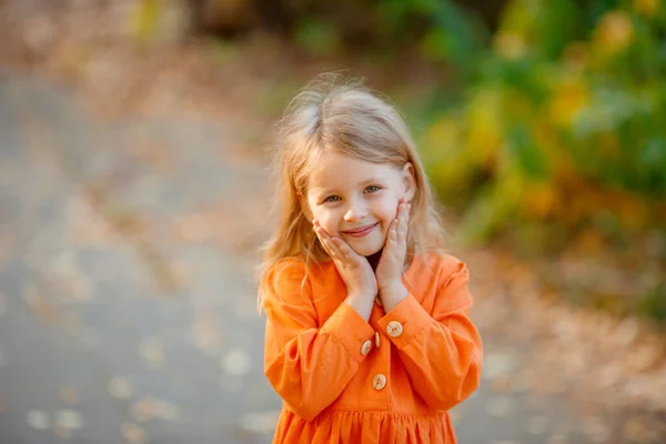 Adorable Girl Posing Orange Dress Autumn Park — Stock fotografie