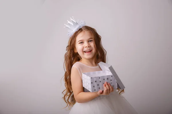 Peri Kostümü Giymiş Küçük Bir Kız Elinde Bir Hediyeyle Beyaz — Stok fotoğraf