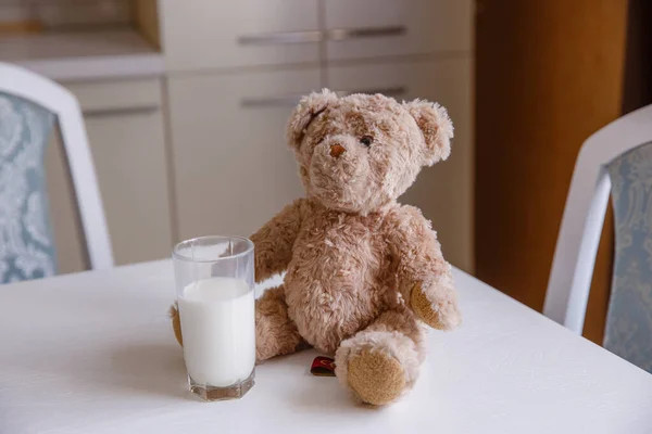 Ein Glas Milch Und Teddybär Auf Dem Küchentisch Positiver Morgen — Stockfoto