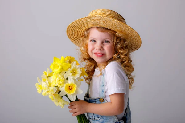 Retrato Niña Emocional Jeans General Sombrero Paja Que Sostiene Ramo — Foto de Stock