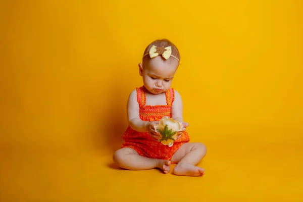 Sarı Arka Planda Oyuncağı Olan Küçük Kız — Stok fotoğraf