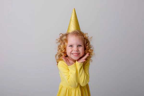 Niña Feliz Vestido Amarillo Sombrero Cumpleaños — Foto de Stock