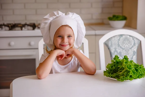 Милая Маленькая Девочка Шляпе Шеф Повара Позирует Кухне — стоковое фото