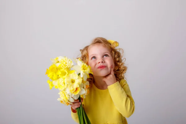 Malá Kudrnatá Dívka Žlutých Šatech Kyticí Jarních Květin — Stock fotografie