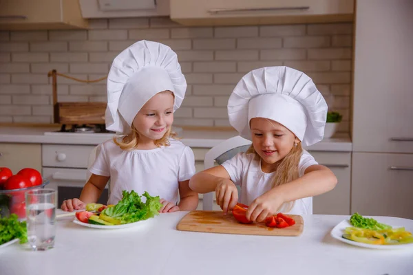 Dos Chicas Divertidas Lindas Posando Sombreros Chef Con Verduras Mesa — Foto de Stock