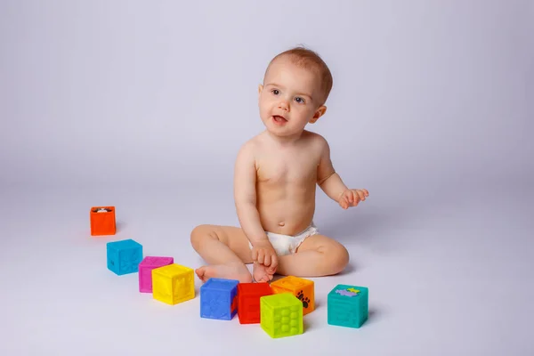 Menina Jogando Dados Uma Fralda Fundo Branco — Fotografia de Stock