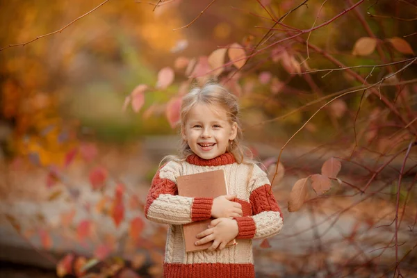 Menina Loira Outono Parque Segurando Livro — Fotografia de Stock
