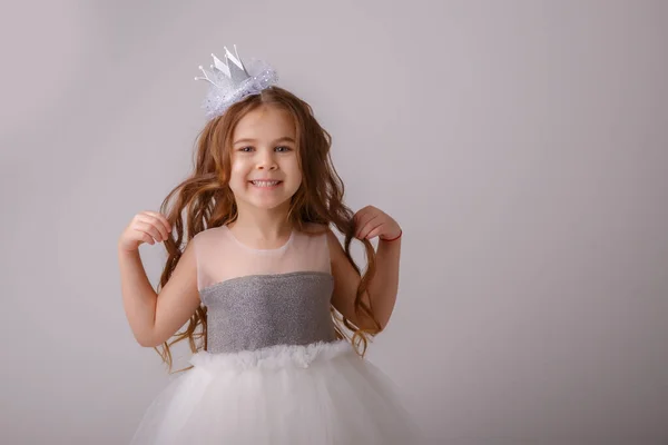 Linda Niña Posando Traje Princesa — Foto de Stock