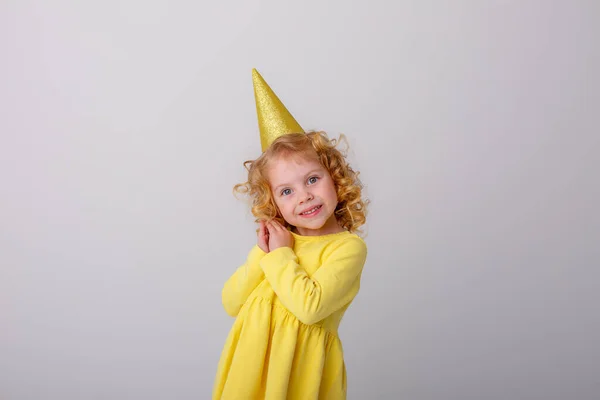 Una Niña Vestido Amarillo Con Sombrero Posando Estudio Contra Gris — Foto de Stock