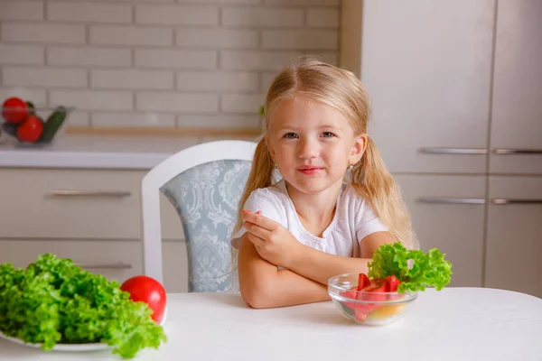 Lindo Niño Rubio Sentado Cocina Comiendo Verduras — Foto de Stock