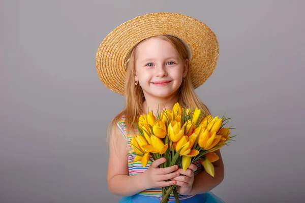 Aranyos Kislány Pózol Stúdió Sárga Tulipán — Stock Fotó