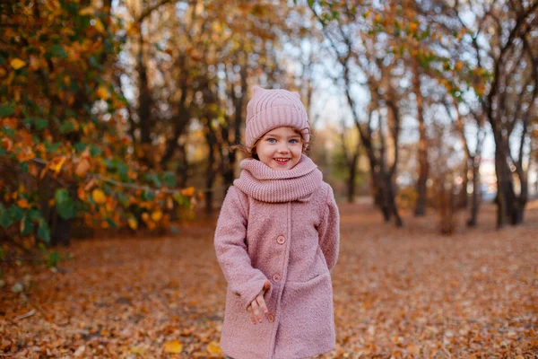 Mała Dziewczynka Niebieskimi Oczami Bawiąca Się Jesiennym Parku — Zdjęcie stockowe