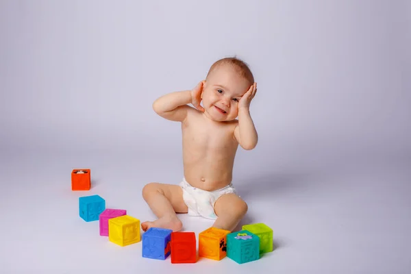 Menina Jogando Dados Uma Fralda Fundo Branco — Fotografia de Stock