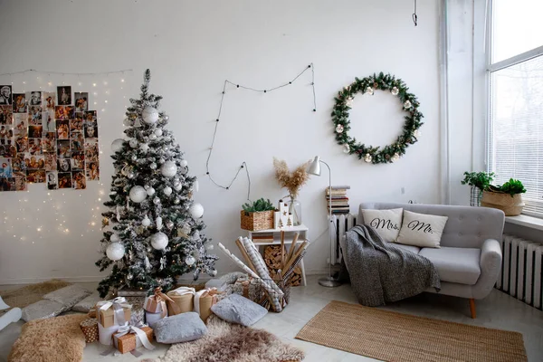 Weihnachtsbaum Mit Geschenken Und Kamin — Stockfoto