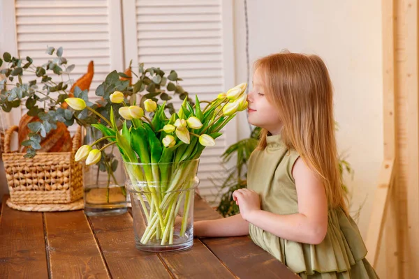 Schöne Mädchen Posiert Der Nähe Vase Mit Tulpen — Stockfoto