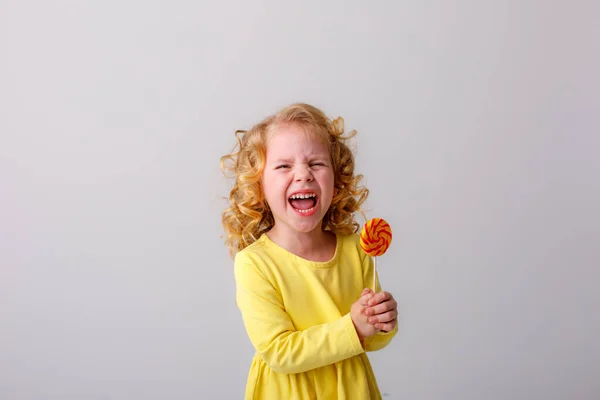 Μικρό Κορίτσι Που Ποζάρει Ένα Γλειφιτζούρι Γκρι Φόντο — Φωτογραφία Αρχείου